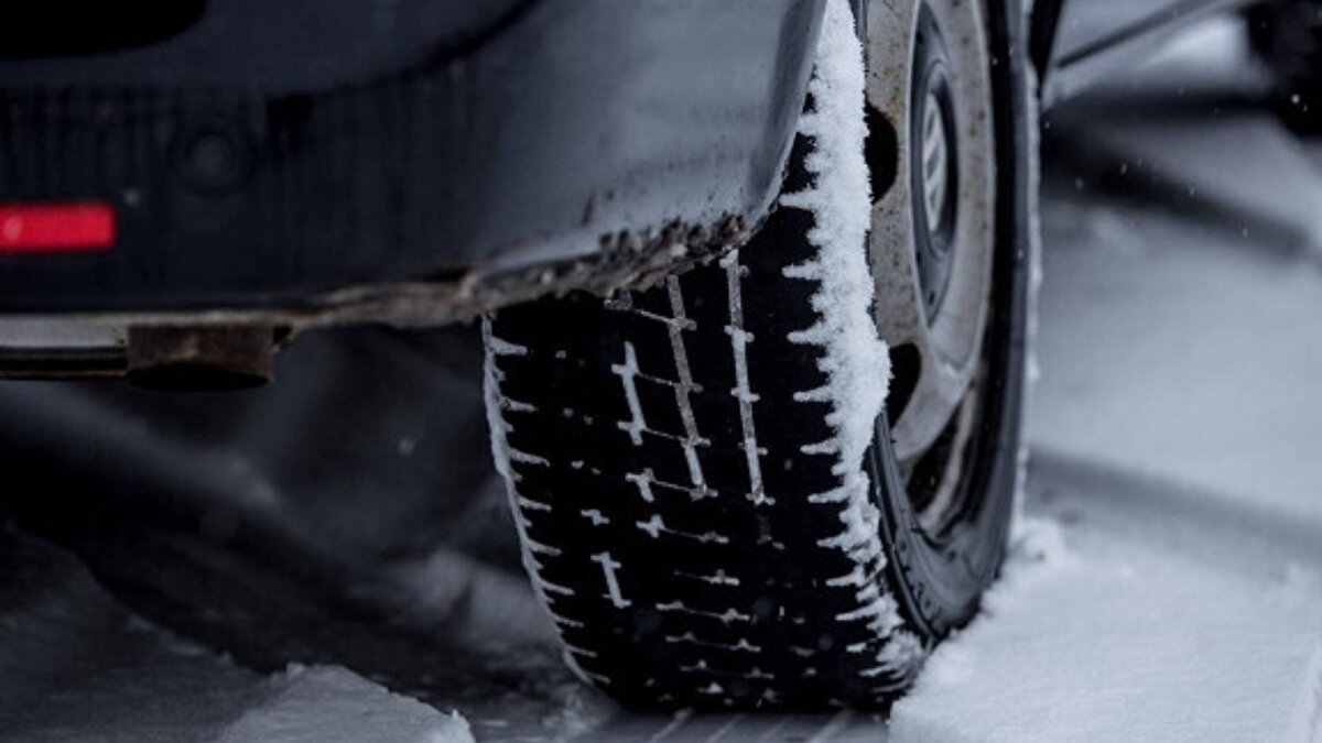 Daha önce bu zorunluluk, 1 Aralık-1 Nisan tarihlerinde uygulanırken, bu yıl mevsimsel şartlar dikkate alınarak yapılan değişiklikle bu süre 4 aydan 5 aya çıkarıldı.<br><br>İl sınırları içerisinde kış lastiği uygulaması yapılıp yapılmayacağı, ortalama yerel sıcaklıklar dikkate alınarak ilgili valiliklerce belirlenirken, yine valiliklerin bu süreyi öncesinde ve sonrasında birer ay uzatma yetkisi bulunuyor.<br><br> <br><br>Yapılan denetimlerde, kış lastiği kullanması zorunlu olduğu halde kullanmayan firmalara, bu yıl için 5 bin 856 lira idari para cezası uygulanacak.