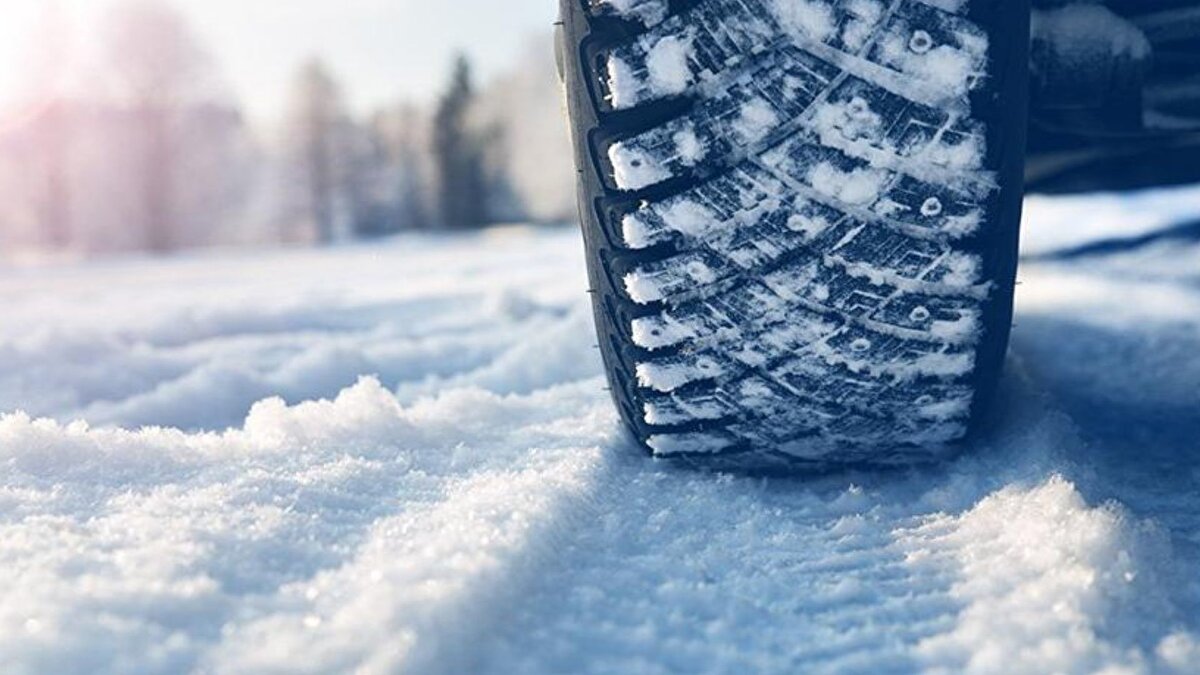 Lastik fiyatları ne kadar?<br><br>Zorunluluk sadece ticari araçlar için geçerli olsa da özel araç sahipleri de kış lastiği kullanabiliyor.<br><br> Bu araçlar için de güvenlik açısından hava sıcaklığının 7 derecenin altına düştüğü dönemlerde söz konusu lastiklerin kullanılması öneriliyor. <br><br>Lastik sökme ve takma işlemi, 16 inç ve altı jantlar için 1000 liraya, 17 inç ve üzeri jantlar için 1200-1500 liraya gerçekleştiriliyor.