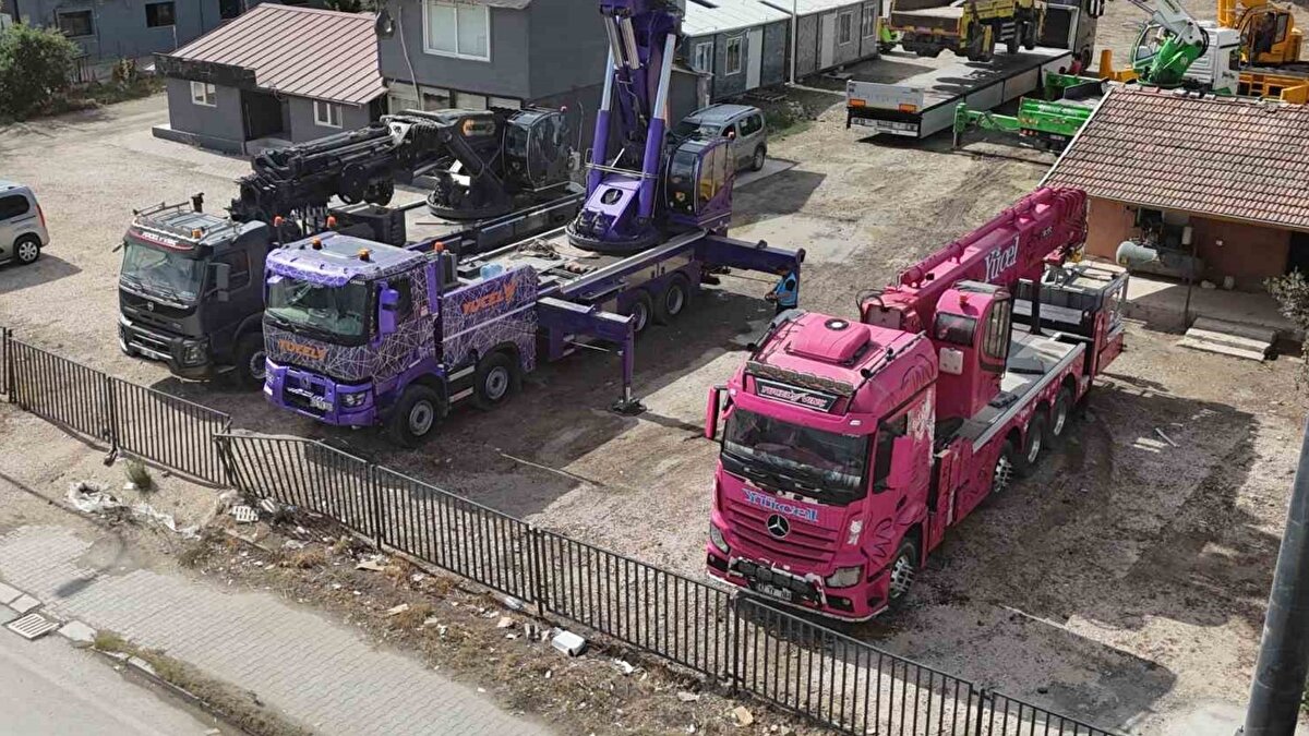 Antakya ilçesi Kuzeytepe Mahallesi’nde iş yeri bulunan Kamil Yücel, 13 yıldır vinç hizmeti vererek Hatay’ın ihya ve inşasına yardım ediyor. Yıllar önce Konya’da vinç işine başlayan ve depremin ardından Antakya ilçesinde hizmet vermeye devam eden Yücel; yeşil ve beyaz renkte vinç alarak bu sektöre girdi. Yücel, kızının ‘Baba bizim neden pembe vincimiz yok, bizimde de pembe vincimiz olsun’ sözleri üzerine vinçleri farklı renklere boyamaya başladı. Bu sözler üzerine Yücel, mevcut olan yeşil ve beyaz vincin yanı sıra; pembe, siyah, mor ve gri renklerde olan vinçlerle sektörde hizmet vermeye devam etti. İnşaat sektöründe araçların çoğunluğunun sarı ve beyaz renkte olmasıyla Yücel’in tasarladığı; gri, siyah, mor ve pembe vinçler inşaat sektörüne renk katıyor.