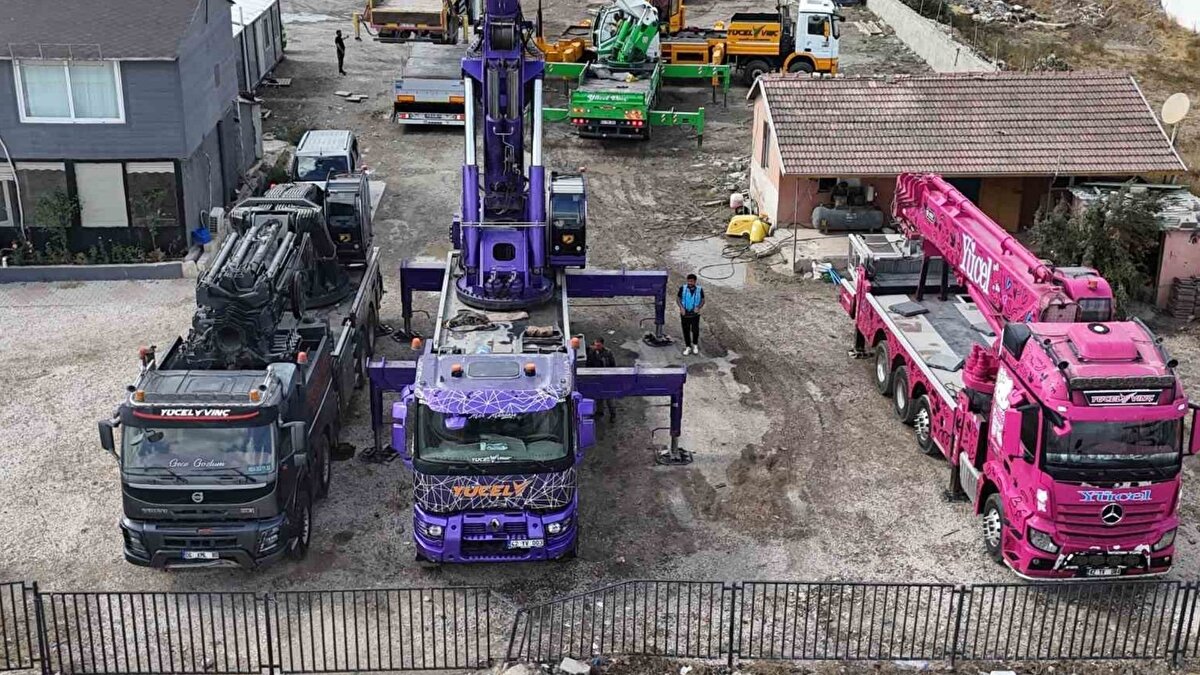 ‘Pembe veya mor vinç gelsin’ diye müşteriler tarafından özel arandıklarını ve insanlar tarafından ilgi gördüklerini ifade eden Yücel, tasarladıkları renkli vinçlerle insanların tebessüm etmelerini istediklerini söyledi.