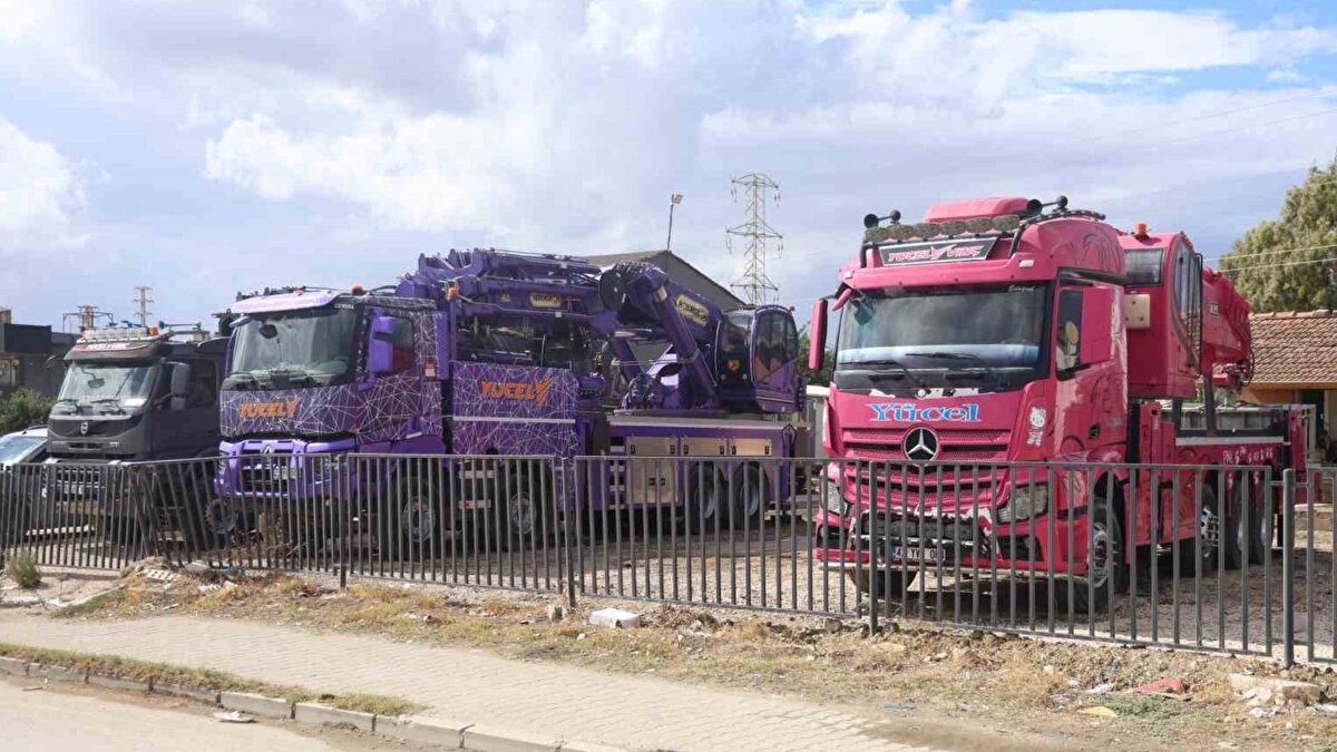 " Genellikle müşteriler aradıklarında; pembe vinç gelsin, mor vinç gelsin veya siyah vinç gelsin diyorlar"<br><br>Kızının ‘Baba bizim de pembe vincimiz olsun’ sözlerinden ilham alarak rengarenk vinçlerle inşaat sektörüne renk kattıklarını ifade eden Kamil Yücel, "Bu sektörde 13 yıldır vinç hizmetine devam ediyoruz. Vinç, ağır nakliye ve kaldırma hizmetleri veriyoruz. Genellikle inşaat sektöründeki araçların hepsi siyah veya beyaz renkler oluyor. Biz bu sektöre 7 yıl önce girdiğimizde, Konyaspor’un renkleri olan yeşil ve beyaz vinçlerimizle başladık. Zaman geçtikçe; gri, siyah, pembe ve mor renklerinde vinç araçlarımız oldu. Bu renkli vinçlerimiz arasından en ilgi çeken ve güzel olan pembe vinç oldu. Pembe renkteki vincin, inşaat sektöründe çok sık rastlanmayacak bir araçtı. Bu renkli vinçlerin ilham kaynağını kızım Yağmur Ayşe’den aldım. Kızım bana ‘Baba bizim neden pembe vincimiz yok, bizim de pembe vincimiz olsun’ sözlerinden ilham alarak başladık. Biz alışagelmişin dışında pembe vinçle inşaatlara gittiğimizde şantiyede bulunan kadınlar, çok güzel tepkiler vererek vinçle fotoğraf çektiriyorlar. Hatay’da acıların yaşandığı deprem bölgesinde inşaatlara; pembe, mor, siyah ve gri vinçlerle gittiğimizde ortama bir renk katıyoruz. Rengarenk vinçlerle güzel atmosfer ve motivasyon kaynağı oluşuyor. Bu süreçte Hatay’da bu renkli vinçlerimizle bir nebze de olsa vatandaşlarda tebessüm ve mutlu edebiliyorsak bu bizi gerçekten mutlu ediyor. Genellikle müşteriler aradıklarında; pembe vinç gelsin, mor vinç gelsin veya siyah vinç gelsin diyorlar. Bu şekilde güzel ve hoş tepkiler alıyoruz" ifadelerini kullandı.