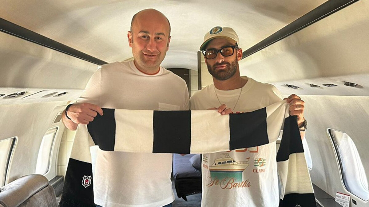 Beşiktaş yetkilileri tarafından, sporcu Rafa Silva ve temsil ajansı (Onsoccer) 'nın onurunu ve profesyonelliğini etkileyen yanlış bilgiler dile getirildiğinden, mevcut durumu açıklığa kavuşturmak zorundayız:<br><br><br>"1. Beşiktaş'ın mevcut durumu nedeniyle Rafa Silva gerçekten memnun değildir ve kabul ettiği projeye dair kendisine verilen beklentilerin karşılanmaması sebebiyle derinden hayal kırıklığı yaşamaktadır.<br><br>2. Kulüpte artan istikrarsızlık — yönetim değişiklikleri ve teknik direktör değişiklikleri — sonuçların kötü olmasına rağmen her zaman örnek bir profesyonel olan futbolcunun hayal kırıklığını artırmıştır. Bu durum, taraftarların kendisine gösterdiği büyük sevgiyle de doğrulanmaktadır.<br><br>3. Rafa Silva'nın Beşiktaş'ı tercih etme kararı tamamen kendisine aittir. Diğer Türk kulüplerinden ve açıkça bilindiği üzere Suudi Arabistan, Katar ve bazı büyük Avrupa liglerinden de teklifleri vardı. Ancak Beşiktaş'ın projesine ve verilen sözlere inanarak burayı seçti.