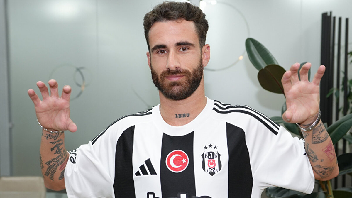 15 MİLYON EUROLUK TALEP<br><br>Öte yandan Beşiktaş'ın, bedelsiz olarak kadrosuna kattığı Rafa için 15 milyon euro talep ettiği hatırlatıldı. Açıklamanın sonunda taraflara "ortak çıkarları gözeten bir çözüm için sağduyu" çağrısı yapıldı.<br><br>İşte Rafa Silva'nın menajerlik şirketi Onsoccer, 21 maddelik açıklaması: