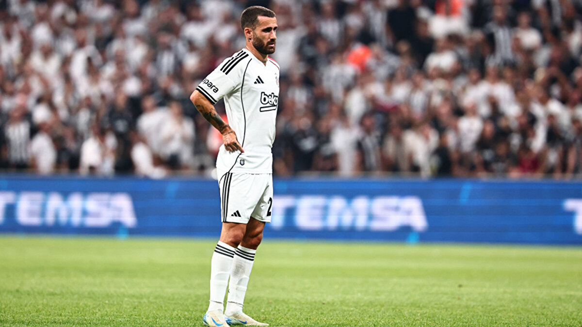 9. Oyuncu, başkan, futbol direktörü ve menajerinin bulunduğu toplantıda, "yaşadığı durumu sürdürmek yerine kariyeri bitirmenin daha iyi olup olmayacağını" bir anlık sitem olarak dile getirmiştir. Ancak bu sadece bir serzenişti. Rafa'nın kariyere devam edeceği aynı toplantı içinde netleştirilmiştir.<br><br>10. Oyuncu, kendisine duyulan taraftar sevgisinin farkındadır ve bu nedenle Türkiye'de Beşiktaş dışında başka bir kulübü asla temsil etmeyeceğini garanti eder.<br><br>11. Rafa Silva veya ajansı tarafından hiçbir tehditte bulunulmamıştır. Bu tür iddialar tamamen yanlıştır. Bu, oyuncunun karakterine de ajansın duruşuna da uygun değildir.<br><br>12. Beşiktaş'a bonservissiz imza atan Rafa, kulüp ayrılığı kabul ettiği takdirde sözleşmede hak ettiği tüm ücretlerden vazgeçmeye hazır olduğunu söylemiştir.<br><br>13. Sözleşme yürürlükte olduğundan, ayrılığın gerçekleşmesi için hem oyuncunun hem de kulübün anlaşması gereklidir. Amaç, kimsenin zarar görmeyeceği bir çözüm bulmaktır.<br><br>14. Beşiktaş, bonservissiz aldığı, 32 yaşında ve sözleşmesinin bitimine 1,5 yıl kalan bir oyuncu için 15 milyon euro talep ettiğini belirtmiştir.<br><br>15. Menajer João Araújo ile futbol direktörü (Tugkan Keçecioğlu) arasında geçen görüşmelerde her zaman saygı ve anlayış olduğunu ifade eder.