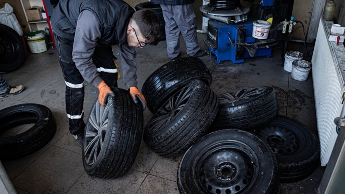 Yeni kış lastiği fiyatları da ebatlara göre değişiklik gösteriyor. 13 ve 14 inç jantların fiyatları 2 bin lira seviyelerinden başlarken, marka ve kalitesine göre 5 bin liraya kadar çıkıyor. Büyük inçli tek bir lastik fiyatı da 15 bin liraya kadar ulaşabiliyor.