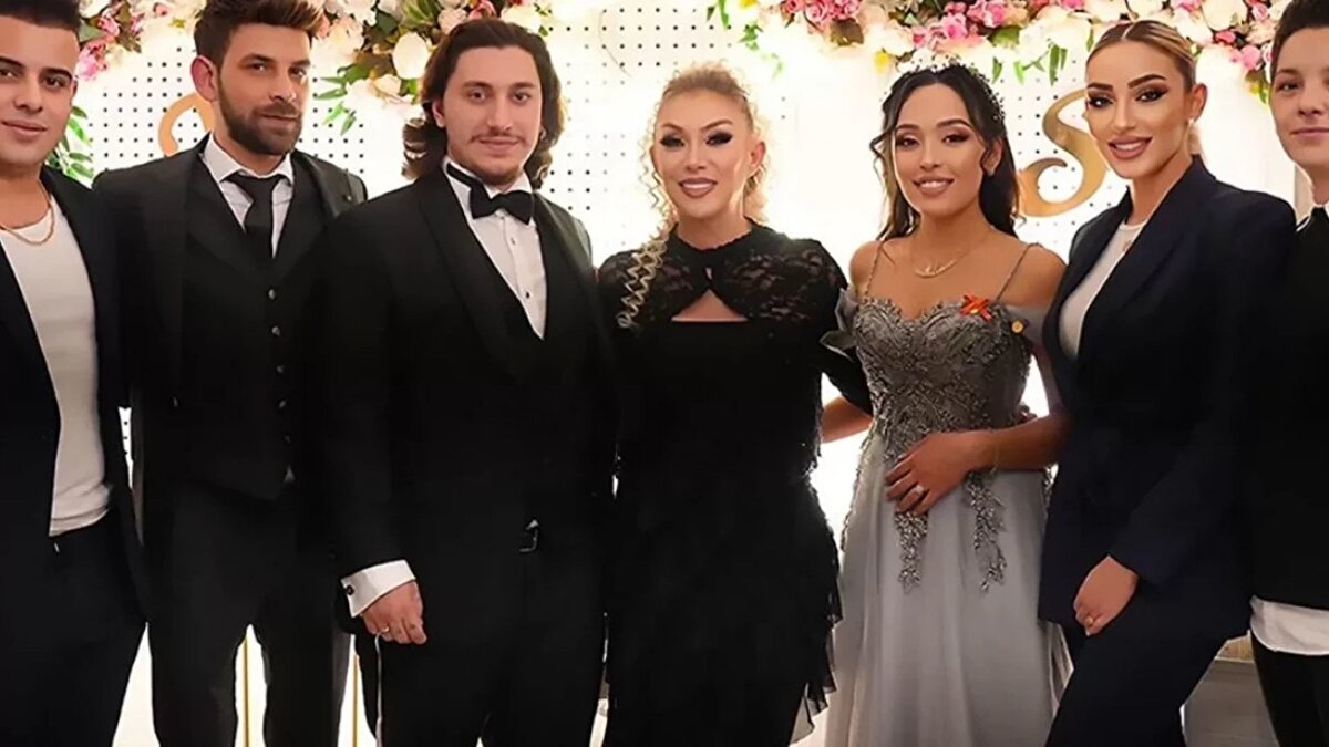 Ses kayıtları incelemede<br><br>Başsavcılık, soruşturmanın ses kayıtları boyutunu 3 Kasım'da TÜBİTAK BİLGEM'e taşıdı. Gönderilen yazıda üç talimat yer aldı. Seslerin iyileştirilmesi, seslerin karşılaştırılarak kimlik tespiti yapılması ve konuşmaların tape dökümünün çıkarılması... Bu çalışma, olay anındaki seslerin tam olarak kimlere ait olduğunun netleştirilmesi ve soruşturmanın ilerletilmesi açısından belirleyici olacak. Başsavcı Duygu Bayar Öksüz, ses analizlerinin kritik önem taşıması nedeniyle süreci yerinde izleme kararı aldı. Öksüz dün TÜBİTAK'ın Gebze'deki tesislerine giderek uzmanlarla teknik koordinasyon toplantısı yaptı.