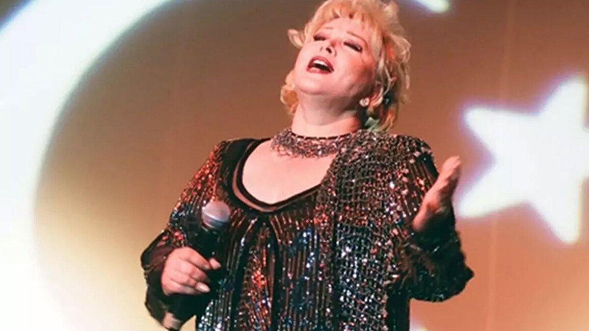 Abacı, hastanenin olayda ihmali olup olmadığına ilişkin sorulara, "Yapılan hiçbir şey tabii ki kasıtlı değildi. Ben de yeni duymaya başladım, anjiyodan sonra birçok kişide böyle komplikasyonlar olabiliyormuş. Antibiyotik tedavisine başlandı. Annem de o antibiyotiğe ters reaksiyon verdi. Ellerinden gelen her türlü yardımı yaptılar. Her şey yapıldı. Ben ayrıca anneme de her gün ‘Ne zaman istersen, ben eve gitmek istiyorum dersen hemen gideriz’ dedim. ‘Yok kalalım’ dedi. O da ilk defa bu kadar zorlandı tabii ki. ‘Bu kalp krizi çok zormuş’ dedi" cevabını verdi.