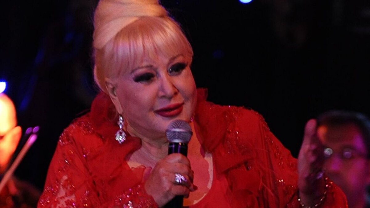 ABD’de bulunduğu sırada geçirdiği kalp krizi nedeniyle hayatını kaybeden Türk sanat müziğinin önemli isimlerinden Muazzez Abacı’nın cenazesinin Türkiye’ye getirilmesine yönelik hazırlıklar devam ediyor. Abacı’nın naaşı, vefat ettiği New York eyaletindeki Rochester kentinden Maryland eyaletindeki Amerika Diyanet Merkezi’ne getirildi. Merhume sanatçının aile yakınlarının bir araya geldiği Diyanet Merkezi’nde Abacı’nın naaşının Türkiye’ye gönderilmesine eşlik edecek olan kızı Aslı Saba Abacı ve torunu Sera Anderson da yer aldı.