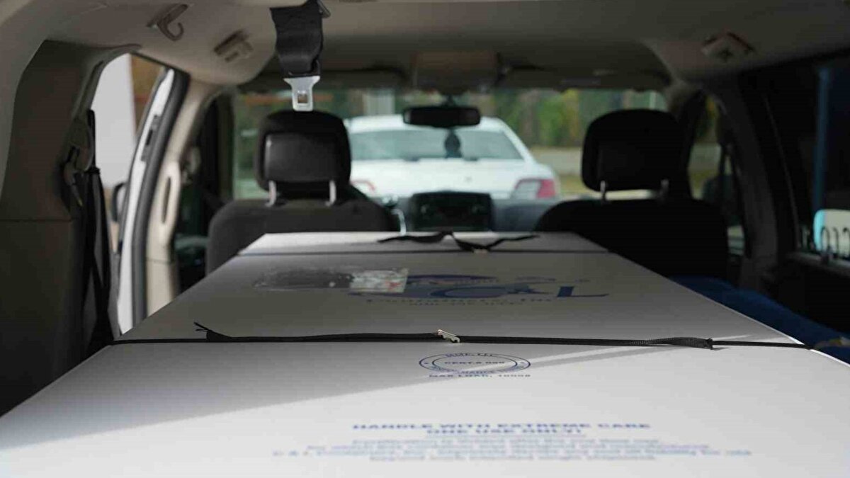 Aslı Abacı, yaptığı açıklamada, "Annemi iki hafta önce kalp kriziyle hastaneye götürdük. Ondan sonra hemen erkenden hastanedeydik. Hemen anjiyo yapıldı. Kalp damarı açıldı. Bir iki gün çok güzeldi. Gayet iyiydi. Fakat o anjiyonun komplikasyonu nedeniyle başka organlar da etkilendi. Bir türlü toparlanamadı. Yani böbrek, kalp bir şekilde anlaşamadı. Ondan sonra yoğun bakıma geçirmek zorunda kaldık. Ama yoğun bakımdayken de hep görüşüyorduk, konuşuyorduk. Bizim aklımıza böyle bir şey gelmedi. Hatta biz hastaneye ilk gittiğimiz zaman ‘gerekirse kalp masajı yapalım mı, entübe edelim mi’ gibi sorulara annem, ‘Yok canım benim öyle şeylere ihtiyacım olmaz’ demişti. Öyle hayat doluydu. Hiç aklımıza gelmeyecek bir şekilde son iki günde bayağı zorlanmış. Özellikle kalp biraz yetmezliğe gidince kendisini o şekilde kaybettik maalesef" dedi.