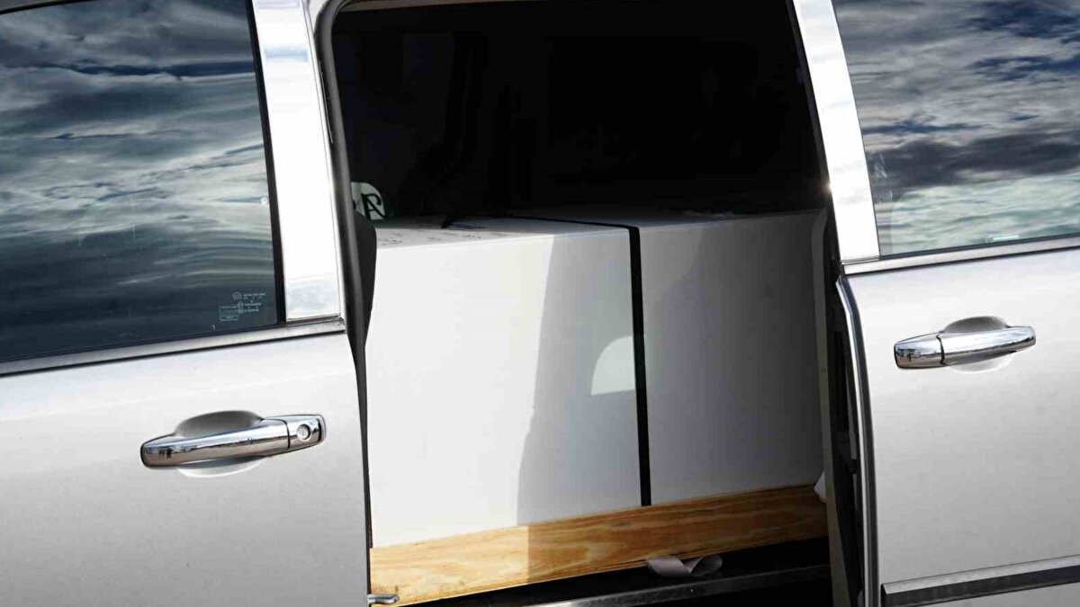 Muazzez Abacı’nın vefatı<br><br>Muazzez Abacı, kızı Aslı Saba Abacı’yı ziyaret için bulunduğu ABD’de kalp krizi geçirmiş, hastaneye kaldırıldıktan sonra yoğun bakımda yaşam mücadelesi vermişti. Abacı’nın ölüm haberi 12 Kasım tarihinde Menajeri Taner Budak tarafından duyurulmuştu. Budak sosyal medya hesabından yaptığı açıklamada, "Büyük bir üzüntüyle sanatçımız Muazzez Abacı’yı 12 Kasım 2025 tarihinde 78’inci doğum gününde kaybettik. Sevgisi, güler yüzü ve güzel kalbiyle daima hatırlanacak" ifadelerini kullanmıştı.<br>Budak, 31 Ekim’de yaptığı açıklamada, Abacı’nın geçtiğimiz hafta kalp rahatsızlığı nedeniyle anjiyo olduğunu ve kendisine stent takıldığını ifade etmiş ve Abacı’ya anjiyo sırasında verilen kontrastlı sıvının böbreklerinde sorun oluşturduğunu aktarmıştı. Budak ayrıca, Abacı’nın böbreklerin görevini tam anlamıyla yapamadığı için ciğerlerinin su topladığını ve bu nedenle nefes alma sorunu yaşadığını ifade ederek yoğun bakıma kaldırıldığını açıklamıştı.