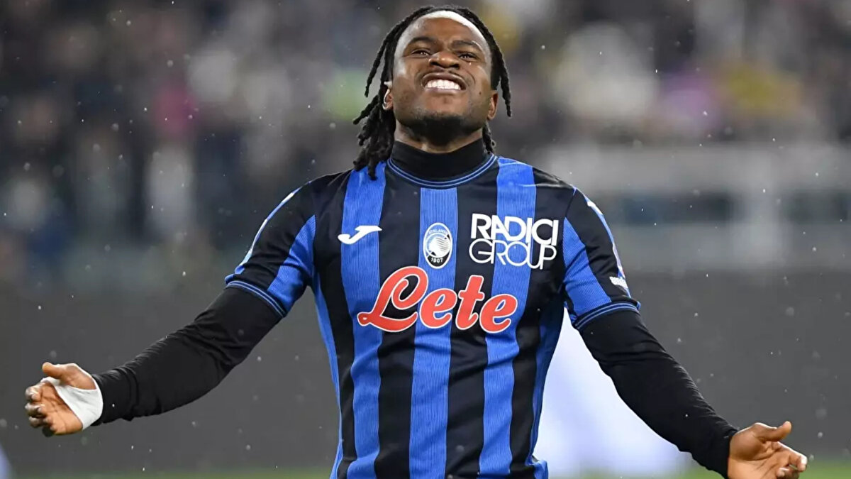 Lookman, Atalanta'yla 2027'ye kadar sözleşmesi olmasına rağmen uzatma görüşmelerinde tıkanıklık yaşadı. Kulüp, bonservis olarak 55-60 milyon euro talep ederken, ayrılık isteğini yazın transfer talebiyle dile getiren yıldız, teknik direktör Ivan Jurić'le yaşadığı saha kenarı tartışmasının ardından da huzursuzluğunu gizlemedi.