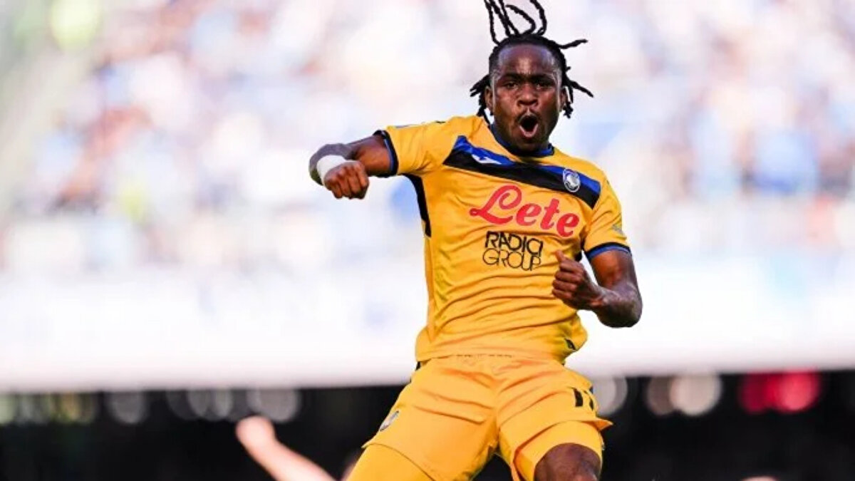 Ancak Galatasaray'ın kiralık + zorunlu satın alma opsiyonu formülü ve Osimhen'in arabuluculuğuyla favori konumda olduğu belirtildi.