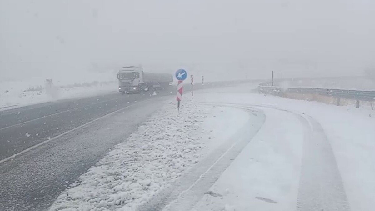 Erzurum-Bayburt karayolu Kop geçidinde gün boyu aralıklarla etkili olan kar yağışı, gece saatlerinde yoğunluğunu artırarak sürdü. Aşırı kar yağışı nedeniyle bölgede görüş mesafesi zaman zaman düştü, kış lastiği takmayan sürücüler ulaşımda zorluk yaşadı.