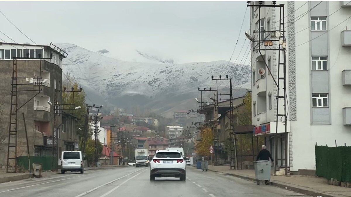 Hakkari’nin Yüksekova ilçesinde gece saatlerinde başlayan kar yağışı ilçenin etrafını çevreleyen dağları beyaza bürüdü.<br>Günlerdir meteorolojinin süren uyarılarından sonra ilçede karla karışık yağmur etkisini gösterdi. İlçede dün gece başlayan yağışlar ardında sabah saatlerinde yerini kar yağışına bıraktı. Kısa sürede ilçenin etrafını saran dağlar beyaza büründü. Bunun üzerine Karayolları ve il özel idaresi yüksek kesimlerde bulunan yollar için harekete geçti.