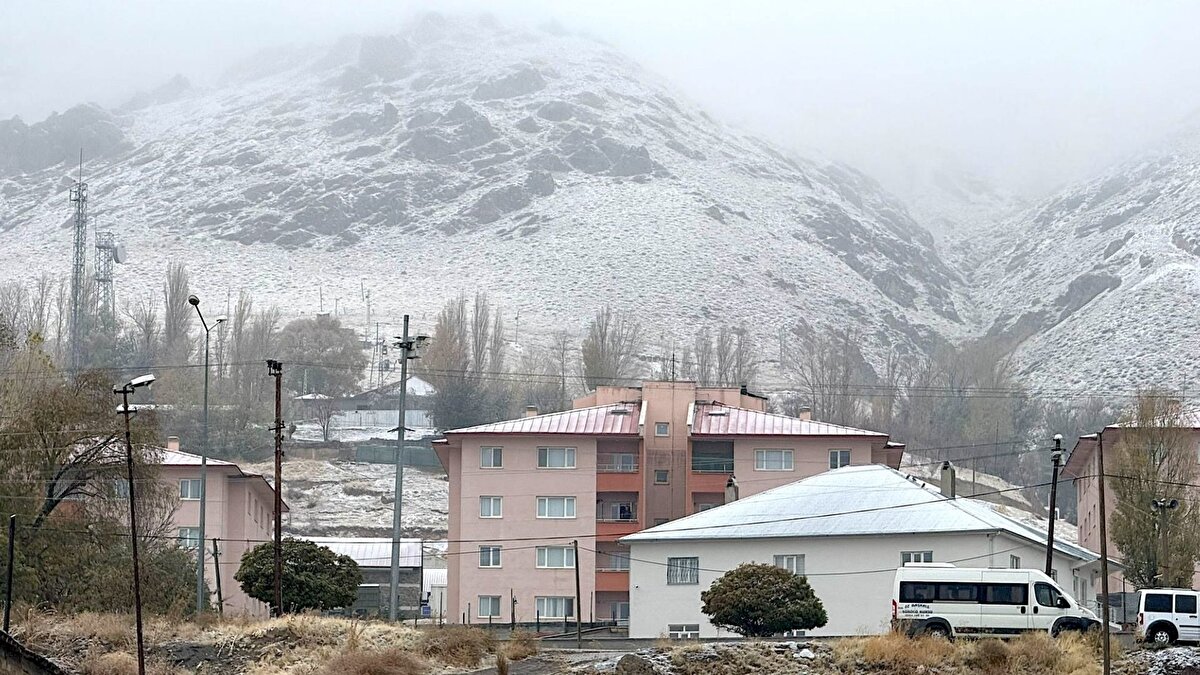 Hakkari’nin Yüksekova ilçesinde gece saatlerinde başlayan kar yağışı ilçenin etrafını çevreleyen dağları beyaza bürüdü.<br>Günlerdir meteorolojinin süren uyarılarından sonra ilçede karla karışık yağmur etkisini gösterdi. İlçede dün gece başlayan yağışlar ardında sabah saatlerinde yerini kar yağışına bıraktı. Kısa sürede ilçenin etrafını saran dağlar beyaza büründü. Bunun üzerine Karayolları ve il özel idaresi yüksek kesimlerde bulunan yollar için harekete geçti.