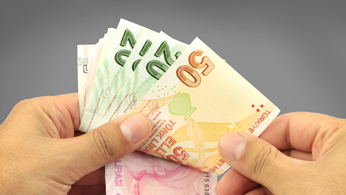 Adıyaman Umum Emlakçılar Derneği Başkanı Hakan Danış, kentte teslim edilen konutlara rağmen hâlâ evlerine taşınmayan çok sayıda vatandaş bulunduğunu aktardı. Danış’a göre Adıyaman’da yeni konutlarına yerleşenlerin sayısı 8 bin kişi civarında.<br><br>Kiralarda kayda değer bir düşüş görülmediğini belirten Danış, mevcut fiyatların ortalama 15 bin TL olduğunu, merkeze yaklaştıkça rakamların daha da yükseldiğini söyledi. Danış, “Yerinde dönüşüm projeleri tamamlandığında kiralarda daha belirgin düşüşler görebiliriz.” dedi.