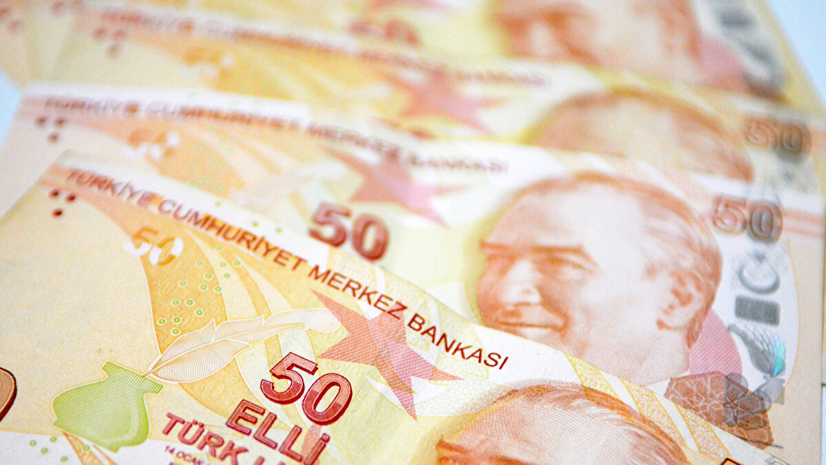 Kahramanmaraş Emlak Müşavirleri Derneği Başkanı Murat İldeniz, Onikişubat ve Elbistan’da kira fiyatlarının 10–12 bin TL seviyesine indiğini belirtti. Dulkadiroğlu’nda ise 10–20 bin TL arasında değişen kiralar olduğunu söyleyen İldeniz, deprem sonrası 30–40 bin TL’yi gören fiyatların artık geride kaldığını belirtti:<br><br>“Konteynerlerde yaşayan vatandaşlar evlerine dönmeye başladı. TOKİ’den ev çıkanlar taşınma telaşında. Bu hareketlilik piyasayı canlandırdı ve rakamları aşağı çekti.”