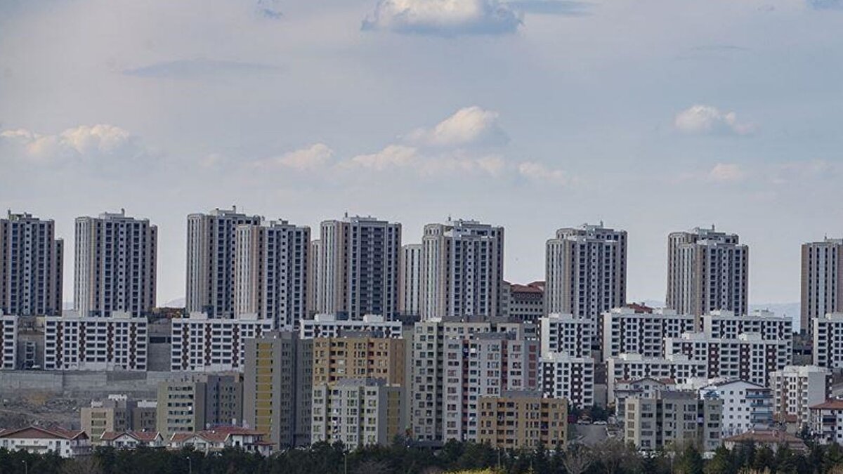 Bakan Kurum, aidatlarla ilgili site yönetimi ve sakinler arasındaki anlaşmazlıkları yönetim firmalarını denetleyerek çözmeyi planladıklarını ifade etti. Kurum, "Bu firmaların yeterliliklerine göre zorunlulukları olacak. Hem mali denetim yapacağız hem teknik denetimi yapacağız ve buradan vatandaşımızdan gelen talepler doğrultusunda denetimini yapabiliyor olacağız." dedi.