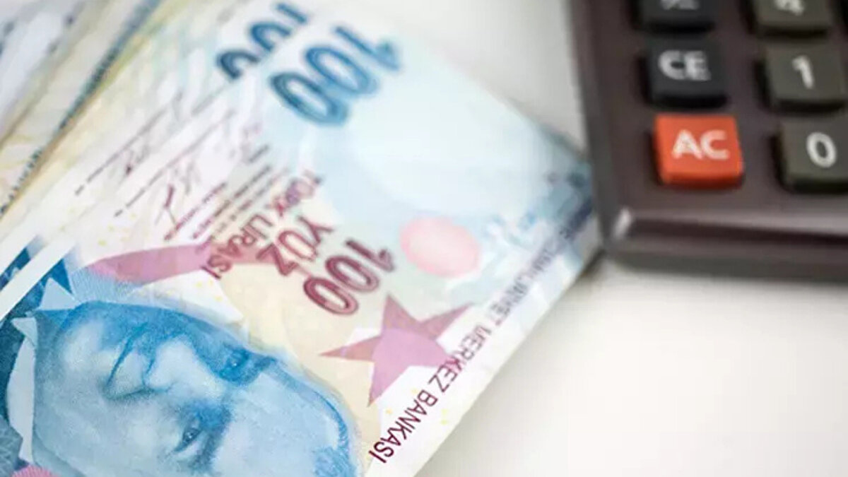 Merkez Bankası ise yılın dördüncü Enflasyon Raporu’nda 2025 yılı enflasyon beklentilerini yukarı yönlü revize etti. Başkan Fatih Karahan tarafından yapılan açıklamada enflasyon tahmini yüzde 25–29 aralığından yüzde 31–33 bandına çıkarıldı. Ocak ayında enflasyonun yüzde 31 seviyesinde gerçekleşmesi halinde emekli zammının yüzde 12,28 olacağı hesaplanıyor. Bu oranın yüzde 33’e çıkması durumunda ise zam oranı yüzde 13,99’a yükselecek.