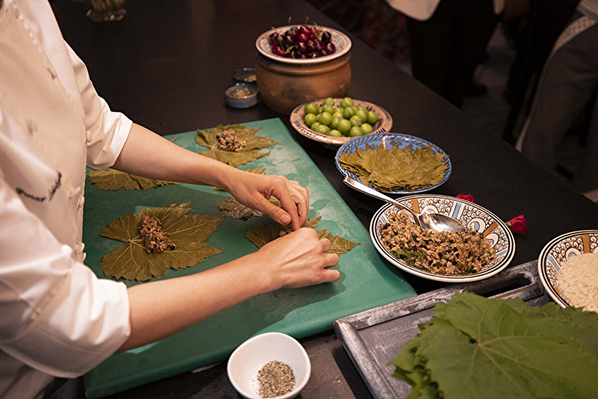Türkiye’nin en çok bilinen ve akla gelen yöresel lezzetleri yapılan araştırma ile gün yüzüne çıktı. Araştırma sonuçlarına göre, halkın yüzde 14’ü Antep Baklavası cevabını verirken, Malatya Kayısısı da aynı oranla ikinci sırada yer aldı.