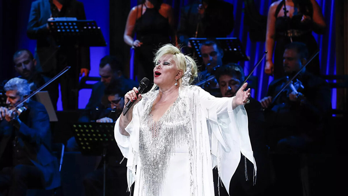 MUAZZEZ ABACI KİMDİR?<br>Muazzez Abacı, 12 Kasım 1947 tarihinde Ankara’da dünyaya geldi. Ankara Radyosuna 1966'da girdi. 1973'te ilk plağı "Bir Sen Kaldın İçimde"Kervan Plak yapımcılığında çıkardı. Klasik ve çok sesli Türk Müziğinin popülerlik kazanmasını sağlayan isimlerden biri oldu. Radyo yılları sonrasında İstanbul'daki gazinoların aranılan assolistlerinden biri olmakta gecikmedi ancak özel hayatı nedeniyle sahne ve plak çalışmaları kesintilere uğradı. Birçok müzik şirketlerinden pek çok 45'lik ve LP doldurdu. "Şakayık" ve "Vurgun" adlı kendisiyle özdeşleşmiş eseriyle tanındı