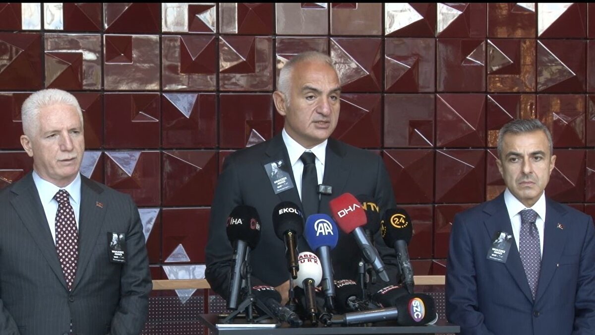 Devlet Yetkilileri ve Sanatçılar Törene Katıldı<br>Orhan Gencebay ve eşi Sevim Emre, İstanbul Valisi Davut Gül ve Kültür ve Turizm Bakanı Mehmet Nuri Ersoy törene katılan isimler arasında yer aldı. 