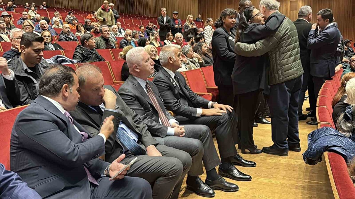 Sevenleri ve sanat dünyasının önde gelen isimleri, Abacı’yı son yolculuğuna uğurlamak için bir araya geldi.