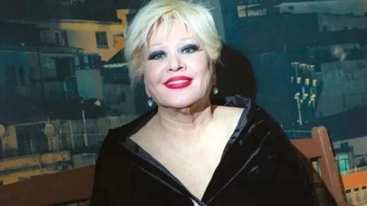 1990 yılında Cemal Safi'nin sözlerini yazdığı Selçuk Tekay'ın bestelediği "Vurgun" adlı şarkı ve albümle öne çıkan Muazzez Abacı, 2000'li yılların başlarında, Türk Sanat Müziği'ndeki genel durgunluğun ve gerilemenin de etkisiyle, kendini müzik gündeminden belirgin şekilde geri çekti.<br>