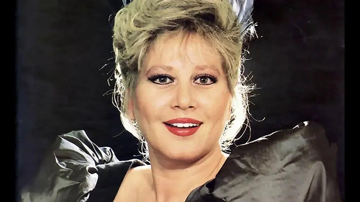 78 yaşında hayatını kaybeden Muazzez Abacı, AKM’de düzenlenen veda töreniyle son yolculuğuna uğurlandı. Sanat dünyasının önde gelen isimleri törene katıldı.