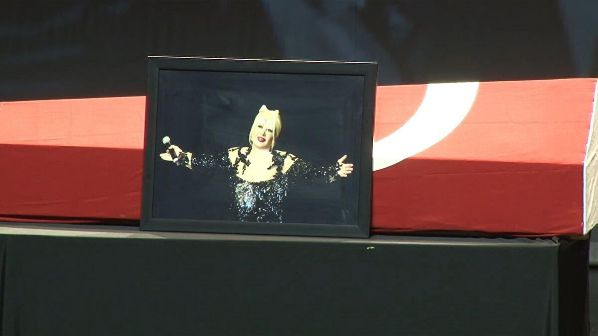 Türk sanat müziğinin duayen ismi Muazzez Abacı için İstanbul AKM’de düzenlenen veda töreninde gözyaşları hâkim oldu. ABD’de yaşamını yitiren Abacı’nın naaşı Türkiye’ye getirilirken, sanat camiası ve sevenleri son kez bir araya geldi. Törende hem ailesinin hem de yakın dostlarının duygu dolu konuşmaları salonda derin bir sessizlik yarattı; sanatçıya duyulan sevgi bir kez daha ortaya çıktı.