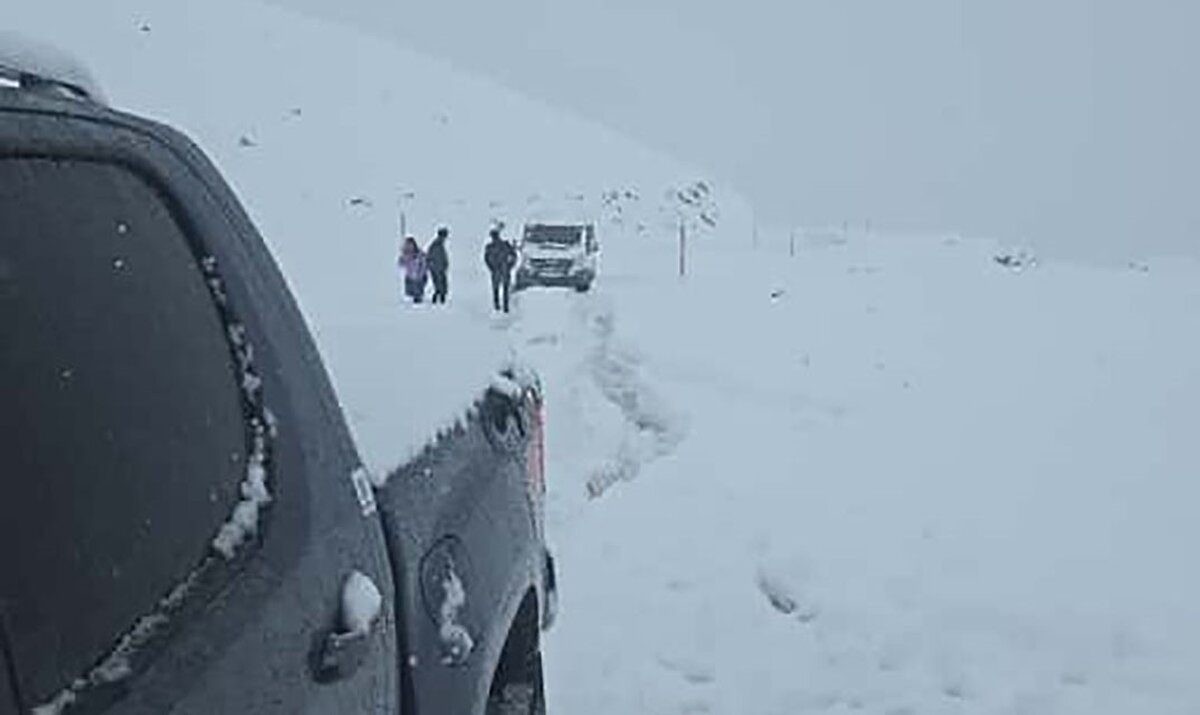 Yolcuların durumu bildirmesi üzerine karla mücadele ekipleri, jandarma nezaretinde hızla bölgeye hareket etti. Bölgeye ulaşan ekipler, iş makineleri ile yolu kardan temizleyerek, iki minibüsü güvenli şekilde bulunduğu yerden çıkardı. 