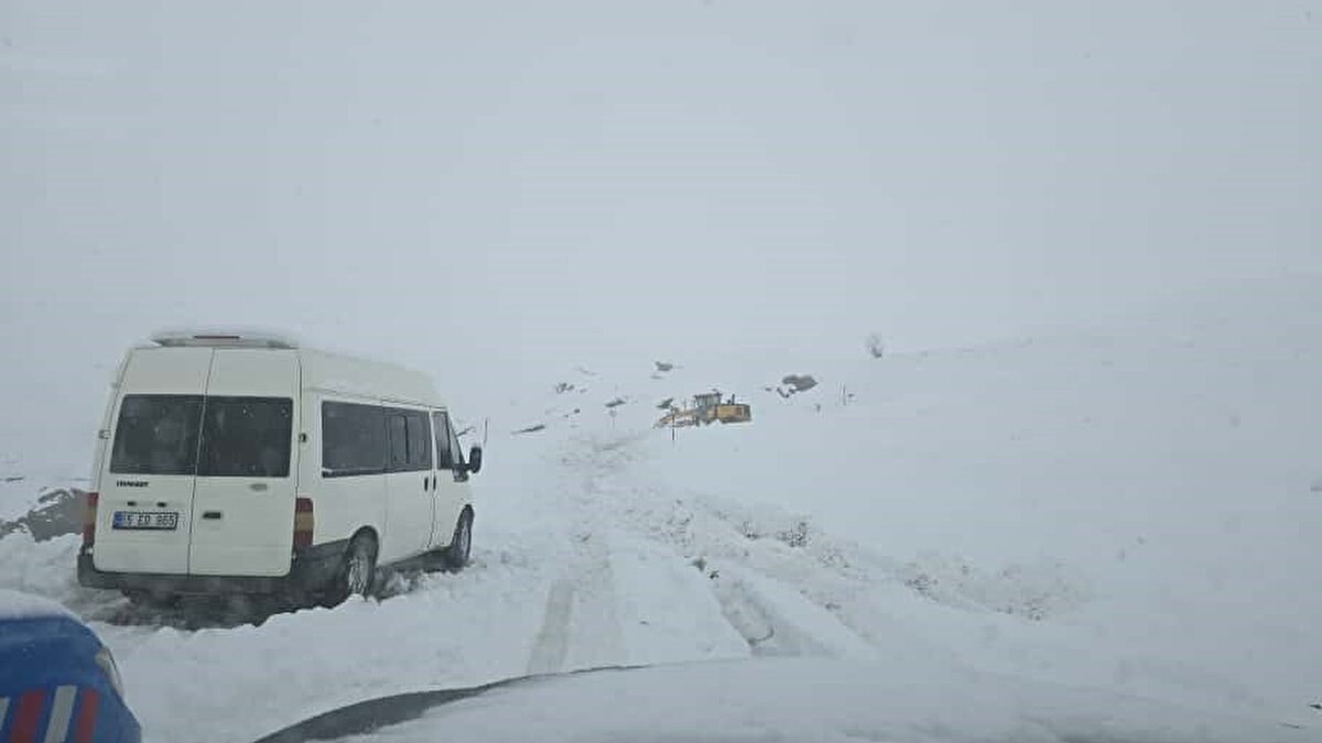 Yolcular, ilk kar yağışında başarılı bir performans sergileyen karla mücadele ekibine teşekkür ederek, hızlı müdahalenin muhtemelen bir mağduriyeti önlediğini dile getirdiler.