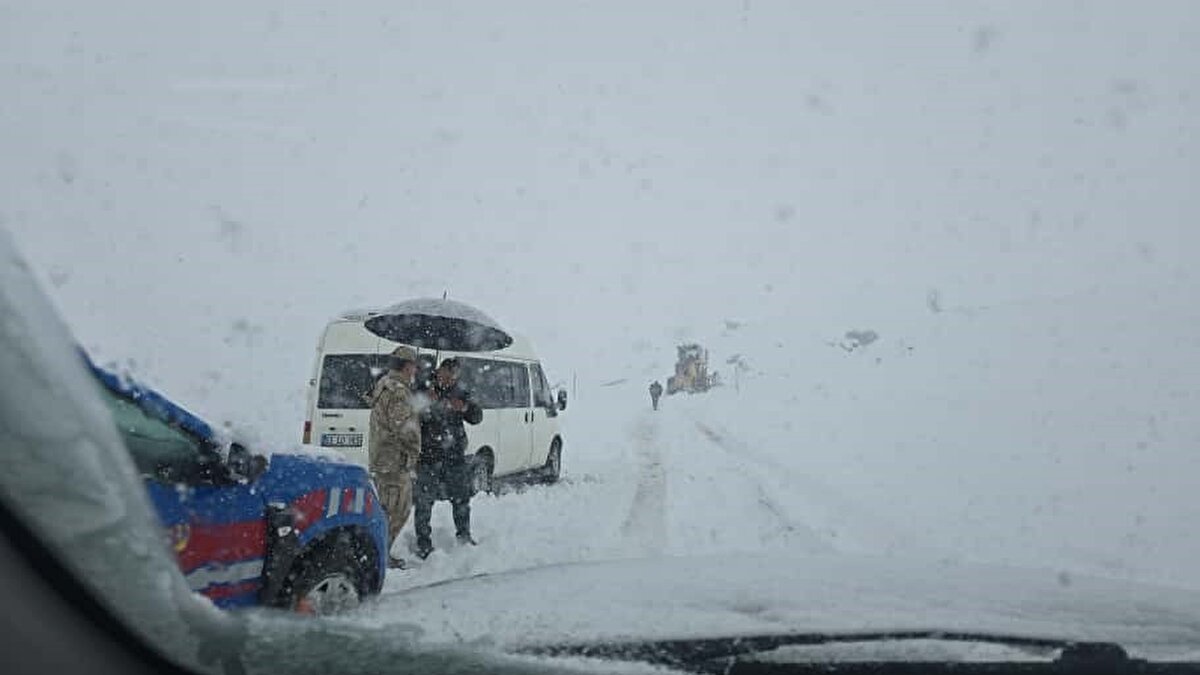Hakkari’de sabah saatlerinde etkili olan kar yağışı, yüksek kesimlerde ulaşımı olumsuz etkiledi. 2600 rakımlı Şivekür Tepesi ile Mergabütan Kayak Merkezi ve Durankaya beldesi güzergâhında seyreden iki yolcu minibüsü, yoğun kar yağışı ve tipi nedeniyle yolda mahsur kaldı. 