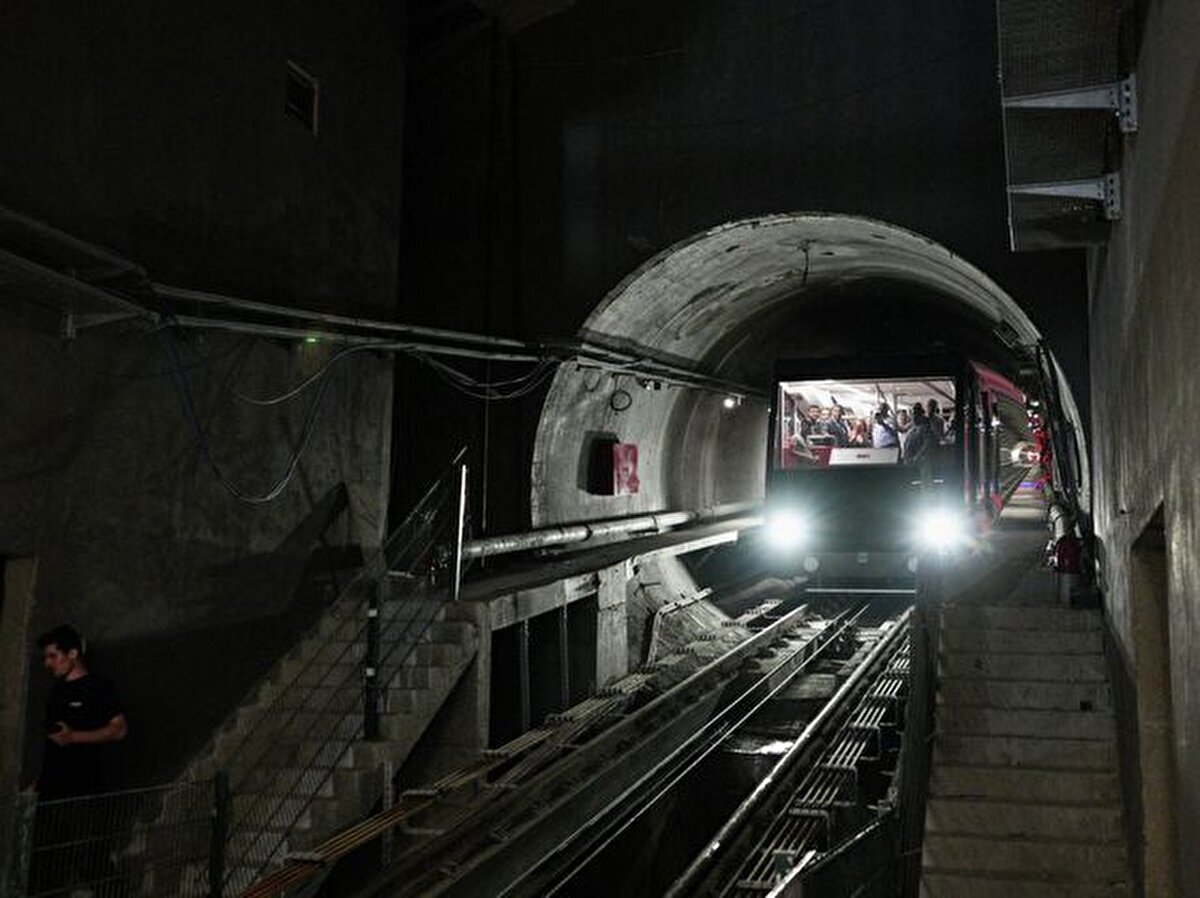 Türkiye’de ulaştırma altyapısının acil durumlarda üstleneceği kritik rol yeniden gündeme geldi. Ulaştırma ve Altyapı Bakanı Abdulkadir Uraloğlu, metro tünellerinin olası kriz ve afet senaryolarında yaklaşık 1 milyon 374 bin kişiye güvenli barınma imkânı sunabileceğini açıkladı. Bu değerlendirme, 7 Kasım 2025 tarihli Resmi Gazete’de yayımlanan Sığınak Yönetmeliği değişikliğinin ardından yapıldı.
