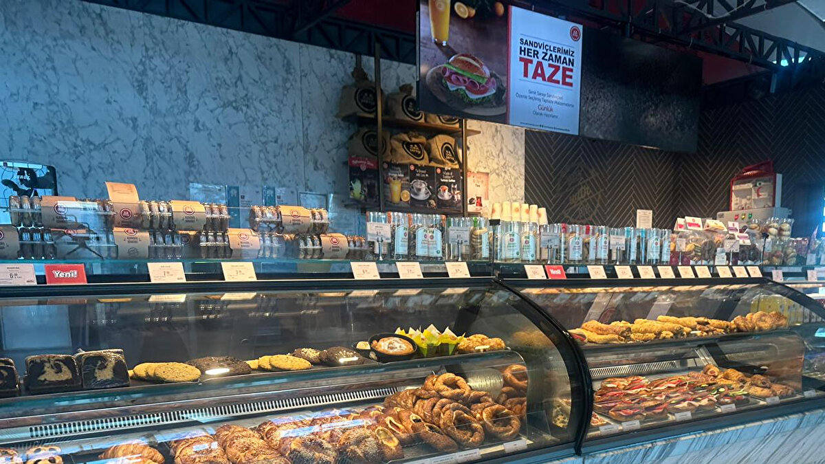 Araştırmalar, bu modeli uygulayan havalimanlarında yolcu başına harcamanın ülke ortalamasının üzerine çıktığını gösteriyor.<br><br>Ancak küresel eğilim daha çok fiyat sınırını gevşetmekten yana.<br><br>Sonuç: Havalimanında yemek fiyatları neden pahalı?<br><br>Kısaca özetlemek gerekirse, havalimanlarında yiyecek fiyatlarının yüksek olmasının temel nedenleri şöyle:<br><br>Yüksek işletme maliyetleri<br><br>Rekabetin sınırlı olması<br><br>Ciroya bağlı yüksek kira oranları<br><br>“Sokak fiyatı” denetiminin zayıf olması<br><br>Yolcunun terminalde uzun süre beklemesi<br><br>Büyük şirketlerin tekel benzeri yapısı<br><br>Havalimanlarının gelirlerinin önemli bölümünü ticari alanlardan elde etmesi<br><br>Tüm bu faktörler birleştiğinde, şehirde 70 TL olan kahvenin terminalde 120 TL olmasına şaşırmamak gerekiyor.