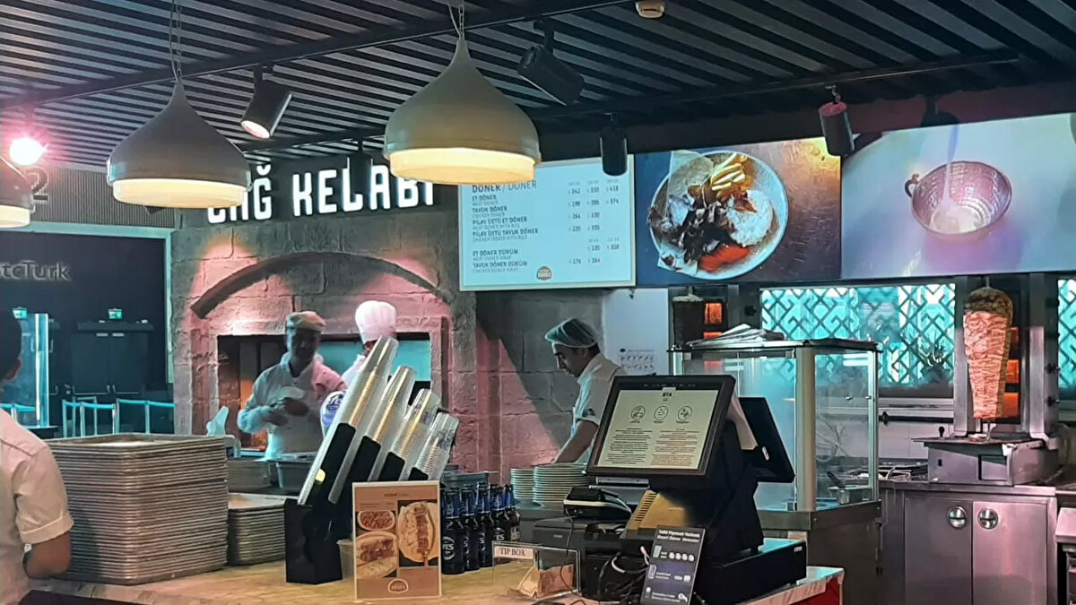 İşletmeler, havalimanında faaliyet göstermenin şehir içine göre çok daha maliyetli olduğunu belirtiyor. Bunun nedenleri şöyle:<br><br>Tüm malzemeler ve personel güvenlik kontrolünden geçmek zorunda.<br><br>İnşaat ve tadilat süreçleri özel kurallara tabi, maliyet %30–40 artıyor.<br><br>Bazı şehirlerde havalimanı çalışanları için daha yüksek asgari ücret uygulanıyor.<br><br>Çalışma saatleri 04.00–00.00 arası veya 7/24.<br><br>Bu koşullar işletmeleri fiyat artırmaya itiyor.<br><br>Çeşit gibi görünen aslında tekel: Aynı terminaldeki markaların çoğu aynı şirkete ait<br><br>Havalimanlarında birden fazla marka görsek de perakende alanını dünya genelinde birkaç dev şirket yönetiyor. Aynı terminaldeki:<br><br>Restoran,<br><br>Kahve zinciri,<br><br>Duty-free,<br><br>Kitapçı,<br><br>“Yerel” market<br><br>çoğu zaman aynı holding tarafından işletiliyor.