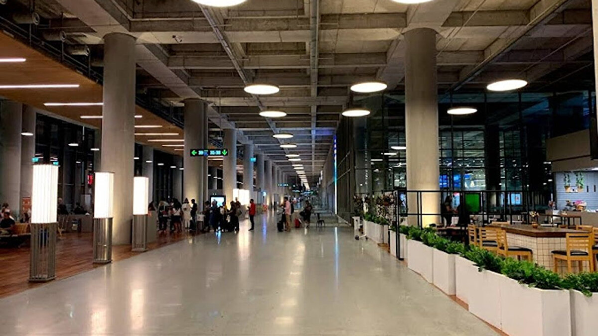 Kira ödeyen her mağaza havalimanına ek gelir demek<br><br>Modern havalimanları artık uçaklardan çok terminal içi harcamalarla gelir elde ediyor. Pek çok havalimanında ticari gelirlerin yaklaşık yarısı, yolcuların yaptığı alışverişlerden geliyor. Her mağaza ve restoran, cirodan yüzde 10–16 oranında pay veriyor. Bu da işletmelerin fiyatları artırmasına zemin hazırlıyor.<br><br>“Sokak fiyatı + yüzde 15” kuralı çoğu zaman kâğıt üzerinde<br><br>Birçok havalimanı teoride “şehirdeki fiyat + yüzde 10–15” modeli uyguladığını söylese de pratikte durum çok farklı. Çünkü:<br><br>“Sokak fiyatı” nın hangi mağazaya göre belirleneceği denetimsiz.<br><br>Yüksek fiyatlı bir şehiriçi örnek seçilerek fark gizlenebiliyor.<br><br>Denetimler seyrek, yaptırımlar etkisiz.<br><br>Bu nedenle bazı ürünlerde yüzde 50, 80 hatta yüzde 120’ye varan fiyat farkları ortaya çıkıyor.<br><br>Havalimanında işletme maliyetleri çok daha yüksek.