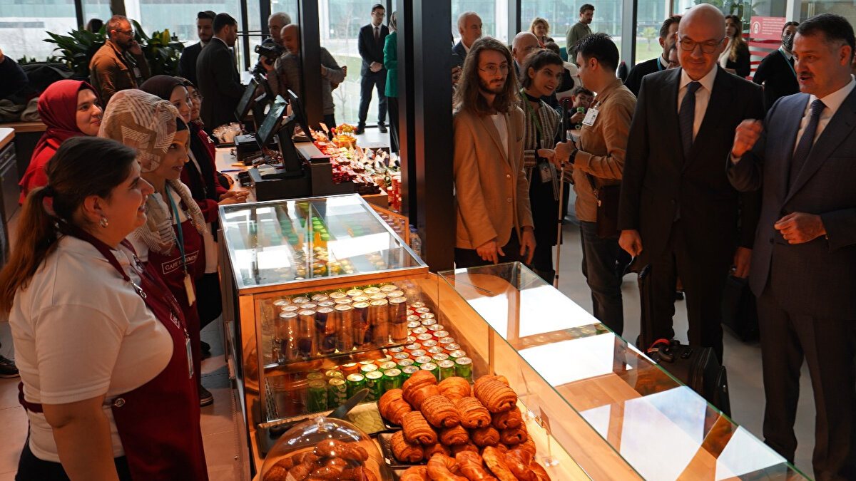 1978 sonrası değişen havacılık dengesi fiyatları da etkiledi<br><br>Havacılık sektörü 1978’de ABD’de başlayan serbestleşme ile büyük bir dönüşüm yaşadı. Devletin sıkı şekilde belirlediği bilet fiyatları ve uçuş ağları, serbest piyasaya bırakılınca uçak bileti fiyatları ucuzladı, yolcu sayısı hızla arttı. Daha fazla yolcu terminalde daha uzun süre geçirmeye başlayınca, havalimanları gelirlerini artırmak için iç mekânı alışveriş merkezi (AVM) anlayışıyla yeniden tasarladı. Duty-free alanları büyüdü, yüzlerce restoran ve mağaza terminal içini doldurdu.