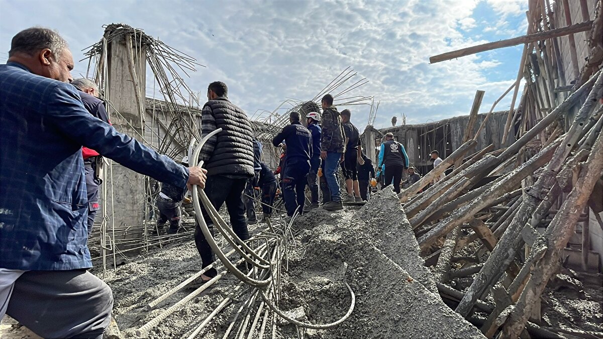 İnşaat alanında geniş çaplı inceleme<br>Göçük sonrası bölgede teknik inceleme başlatıldı. Beton dökümü yapılan inşaatın çökme nedeni, uzman ekiplerin raporlarıyla netleşecek. Yetkililer, iş güvenliği önlemlerinin gözden geçirileceğini bildirdi.