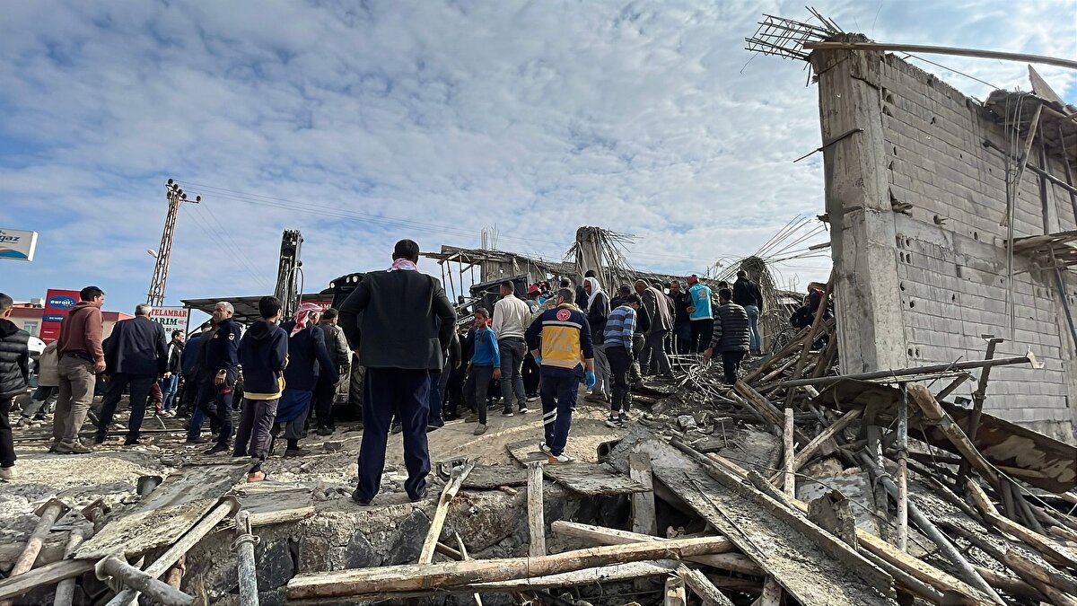 Ekipler bölgeye sevk edildi<br>Olay yerine AFAD, itfaiye, jandarma, polis, UMKE ve sağlık ekipleri kısa sürede ulaştı. Enkaz altında kalan işçiler titiz bir çalışmayla bulundukları yerden çıkarılarak ambulanslarla hastaneye sevk edildi. Göçüğün oluş nedeni konusunda incelemeler sürerken ekipler bölgede güvenlik önlemleri aldı.