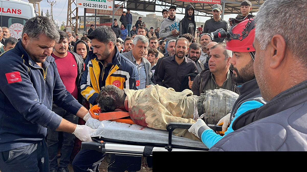 Haliliye ilçesine bağlı kırsal Kısas Mahallesi’nde beton dökümü yapılan iki katlı inşaatta aniden çökme yaşandı. O sırada çalışan işçilerden 5’i demir ve betonun altında kaldı.