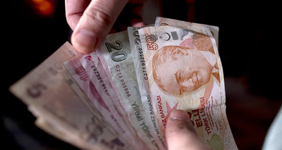 Türkiye Emekliler Derneği, hızla yükselen yaşam maliyetinin emekli maaşlarını eritmesi üzerine hükümete “ivedi seyyanen zam” çağrısında bulundu. TÜED, milyonlarca emeklinin aylığının hem açlık sınırının hem de asgari ücretin gerisine düştüğünü vurgulayarak, intibak düzenlemesi ve kök aylıkların yeniden hesaplanması talebini yineledi. Dernek, 2026 bütçesinde emekliler için özel kaynak ayrılması gerektiğinin altını çizdi.