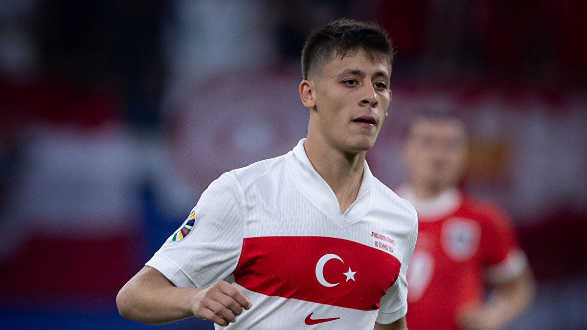 Uzun Vadeli Plan: Gerçekten “Yeni Modric” Mü?<br><br>Alonso ile yönetim arasındaki planlar, Güler’i Madrid’in orta sahasında uzun vadeli bir figür olarak konumlandırıyor. Genç oyuncunun potansiyeli ve teknik becerileri, Real Madrid cephesinde “Modric sonrası dönemin kilit ismi” olabileceği beklentisini doğuruyor. <br>