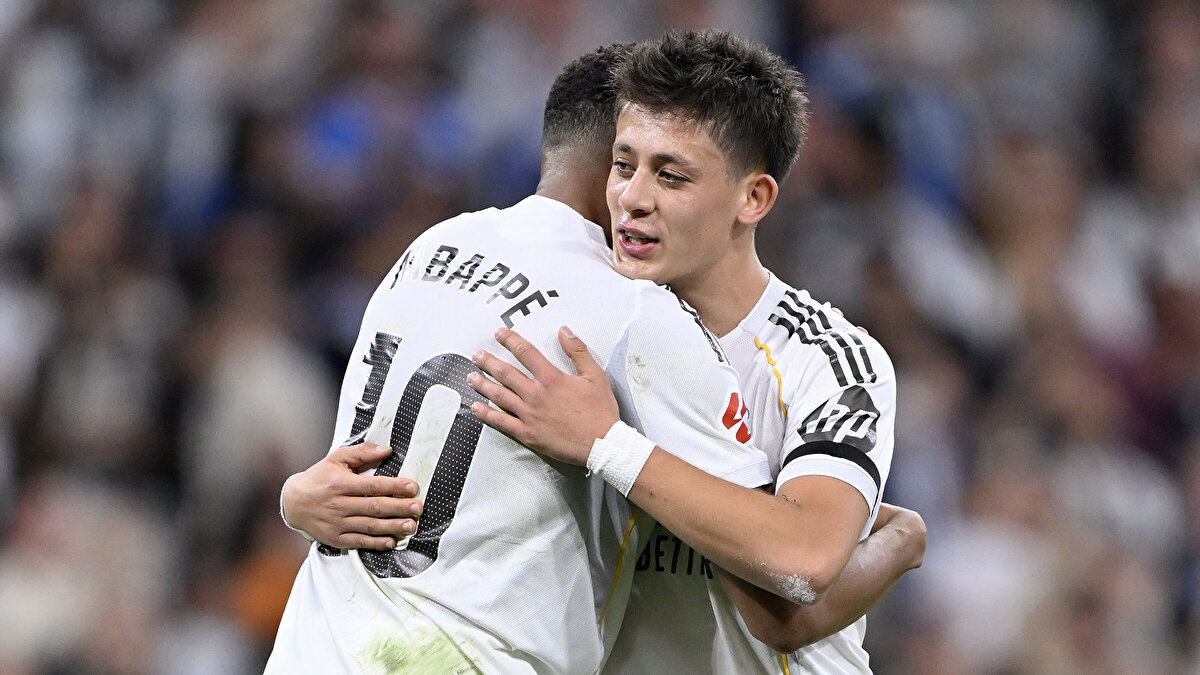 TAKTİKSEL ROLÜ BÜYÜYOR<br><br>Alonso, Güler’i sadece yaratıcı bir hücum oyuncusu olarak değil, orta sahada daha derin bir rolde de kullanmaya hazırlanıyor. İspanyol teknik adam, Modric ve Kroos sonrası dönemde Arda’yı oyunun kontrolünü ele alacak bir isim olarak görmeye başladı.