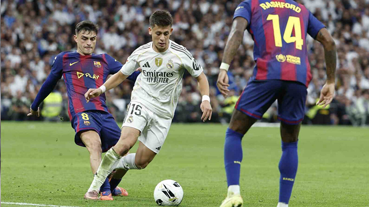 Güler’in bu süreçteki karakteri de öne çıkıyor. Hata yapabileceğini kabul eden bir tutum sergileyen İspanyol teknik ekip, Güler’e destek mesajları veriyor. Bu yaklaşım, Arda’nın kendine olan güvenini artırırken aynı zamanda sorumluluklarını da büyütüyor.<br><br>