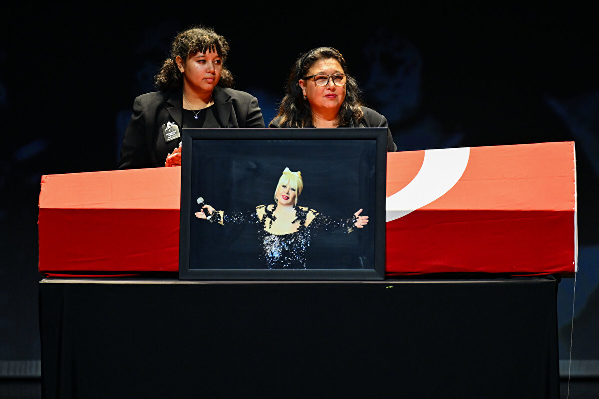 Aileden Duygu Yüklü Konuşmalar<br>Sanatçının torunu Sera Anderson, konuşması sırasında gözyaşlarına hâkim olamadı. Türkiye’ye ve kültürüne duyduğu sevgiyi büyük ölçüde anneannesinden öğrendiğini söyleyen Anderson, Abacı’nın hem ailesi hem de sevenleri için özel bir yere sahip olduğunu anlattı. Kızı Aslı Saba Abacı da annesinin hayat dolu kişiliğini ve Türkiye’ye bağlılığını vurgulayarak, sanatçının son yıllarını ABD’de birlikte geçirdiklerini ifade etti.