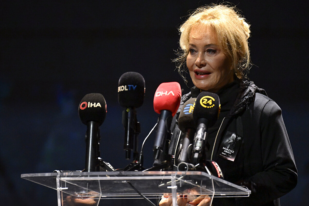 Emel Sayın ise duygusal konuşmasında, Abacı’nın doğal ve iyi kalpli bir insan olduğunu vurguladı: “Son konserlerdeki ruh hali gözümün önünden gitmiyor. Çok iyi insandı, doğallığıyla bizleri bazen umulmadık şekilde güldürürdü.”