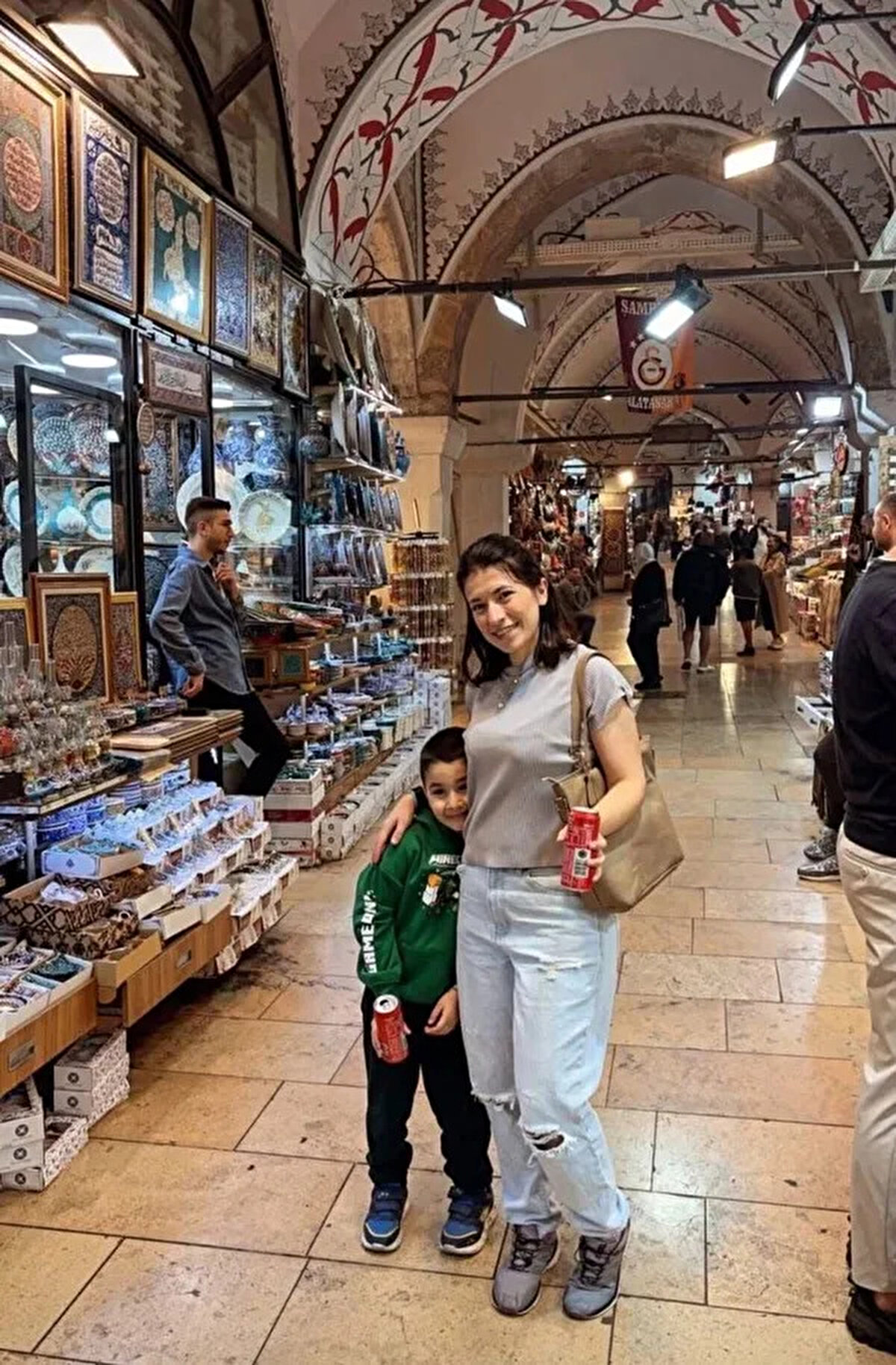 TURİSTLER DE FENALAŞTI: OTELDE 15 KİŞİ KONTROL EDİLDİ<br><br>Soruşturma sırasında aynı otelde kalan iki turistin de zehirlenme şüphesiyle hastaneye kaldırıldığı ortaya çıktı. Otelde 15 kişi sağlık kontrolünden geçirildi; sorun tespit edilmedi.