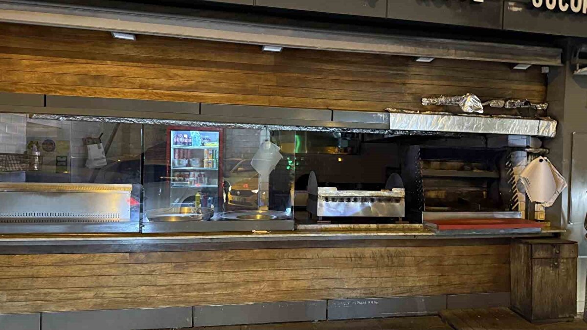 OTEL MÜHÜRLENDİ – 8 GÖZALTI<br><br>Otelin olaydan bir gün önce ilaçlandığı tespit edilince incelemeler genişletildi. Otel sahibi H.O., ilaçlama şirketinin sahibi ve çalışanı ile bir fırıncı dahil 8 kişi gözaltına alındı. Otel belediye ekiplerince mühürlendi.<br><br>Midyeci, lokumcu, kokoreççi, aşçı ve üretim yapan toplam 6 kişinin de bilgisine başvuruldu. Gıda zehirlenmesi, ilaçlama kimyasalları ve klima kaynaklı toksik gazlar dahil tüm ihtimaller araştırılıyor.