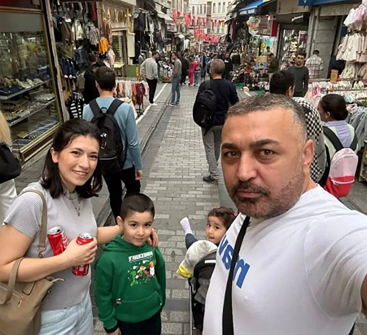 Anne Çiğdem Böcek ile iki küçük çocuğun ölümüne yol açan gizemli zehirlenme vakasında saat saat tüm adımlar ortaya çıkarıldı. İstanbul’da kaldıkları otel, havalimanından yaptıkları giriş, yedikleri kebap, pide, kokoreç, pizzalar… Hepsi tek tek inceleniyor. Olayı aydınlatmak için lokumcudan midyeciye, fırıncıdan ilaçlama şirketine kadar 15 kişinin ifadesi alındı. Tüm ihtimaller –yemek, ilaçlama, klima gazı– masada.
